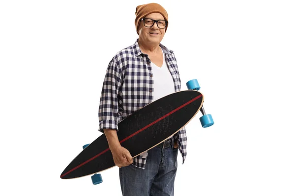 Gamla hipster håller en longboard — Stockfoto