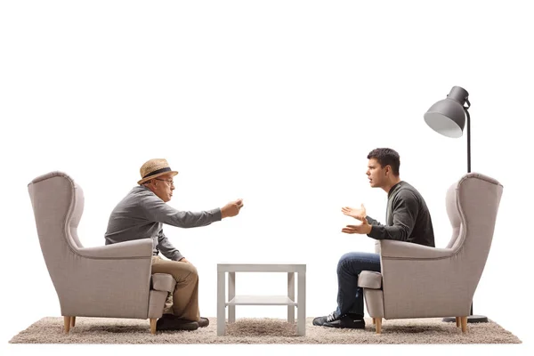 Homem e cara sentados em poltronas discutindo — Fotografia de Stock