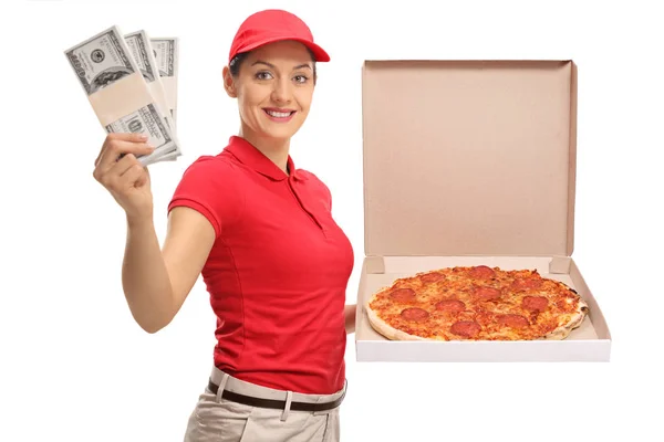 Menina de entrega de pizza com pacotes de dinheiro e uma caixa de pizza — Fotografia de Stock
