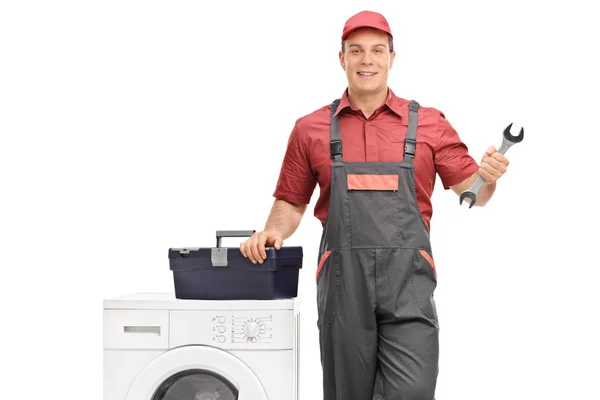 Reparateur Een Moersleutel Naast Een Wasmachine Geïsoleerd Een Witte Achtergrond — Stockfoto