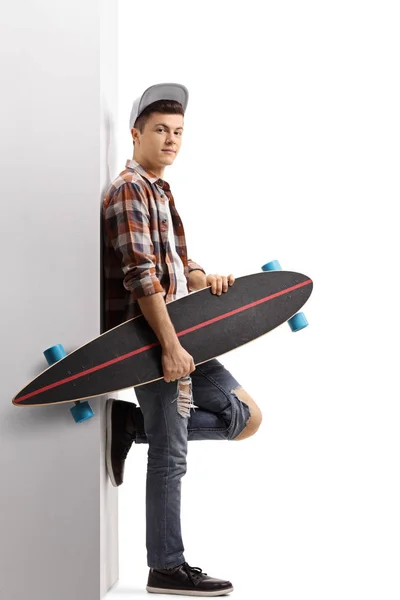 Εφηβική hipster κρατώντας ένα longboard — Φωτογραφία Αρχείου
