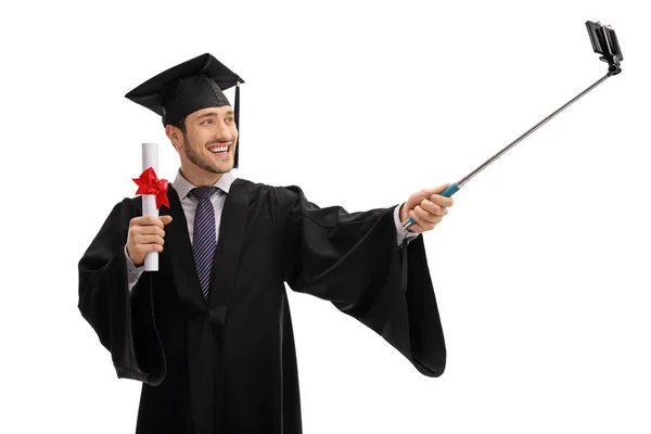 Studente in possesso di un diploma e prendendo un selfie — Foto Stock