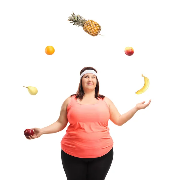 Mujer con sobrepeso haciendo malabares con frutas —  Fotos de Stock