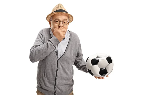 Man met een leeggelopen voetbal lachen — Stockfoto