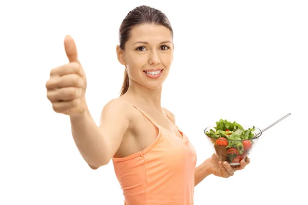 Vrouw met een salade maken een duim omhoog teken — Stockfoto