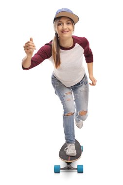 Bayan patenci bir longboard sürme