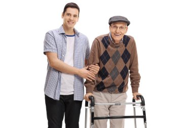 Genç adam bir kıdemli bir walker ile yardım