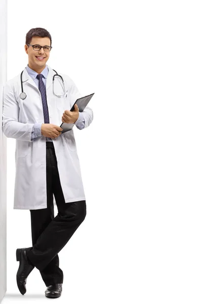 Arts met een klembord leunend tegen een muur — Stockfoto