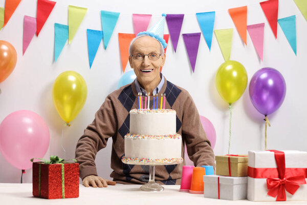 Счастливого выпускника с праздничным тортом
