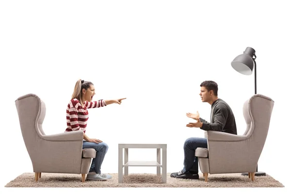 Casal sentado em poltronas tendo uma discussão — Fotografia de Stock