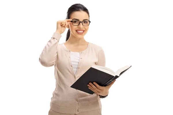 Professora com um livro sorrindo — Fotografia de Stock