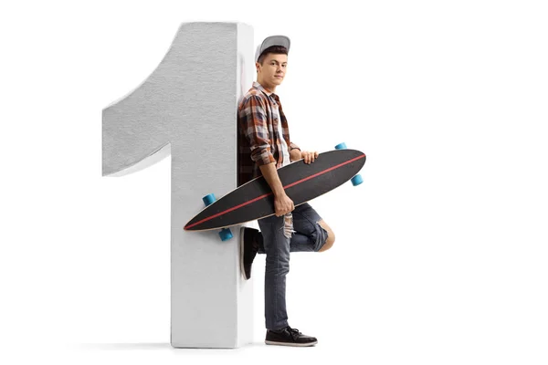 Hipster con un longboard contro una figura numero uno — Foto Stock