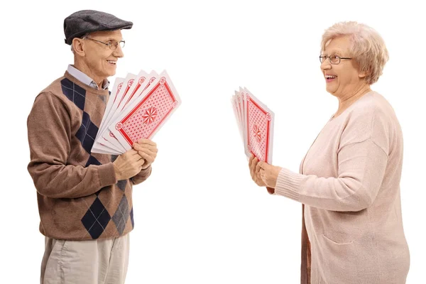 Anciano y mujer jugando a las cartas — Foto de Stock