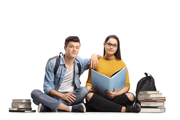Adolescentes estudiantes con libros sentados en el suelo —  Fotos de Stock