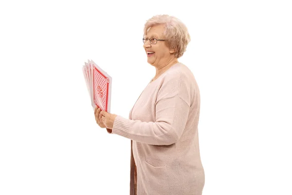 Mulher idosa alegre com cartas de jogo — Fotografia de Stock