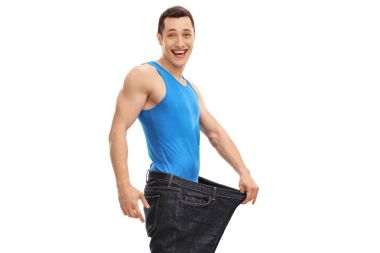 büyük boy kot pantolon giyen adam