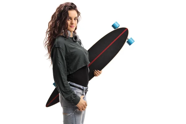 Adolescente chica sosteniendo un longboard — Foto de Stock
