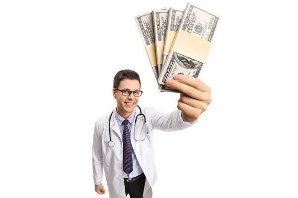 Médico mostrando pacotes de dinheiro — Fotografia de Stock