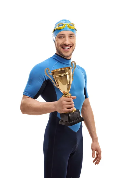 Nadador segurando um troféu dourado e sorrindo — Fotografia de Stock