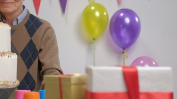 Senior Celebra Cumpleaños Con Pastel Cuerno Fiesta — Vídeo de stock