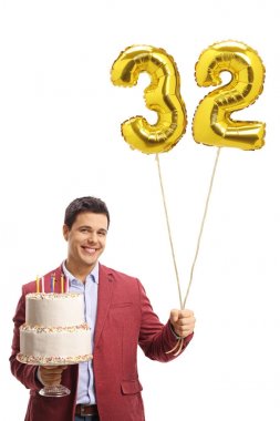 doğum günü pastası ve bir numara otuz iki balon tutan adam 