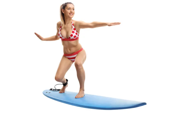 Młoda kobieta w bikini, surfing — Zdjęcie stockowe