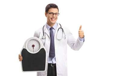 Bir ağırlık ölçek tutarak ve jest bir başparmak yapma doktor