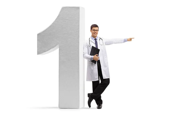 Доктор против цифры номер один и указывает — стоковое фото