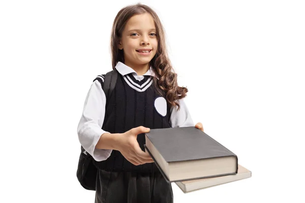 Pequena estudante dando livros — Fotografia de Stock