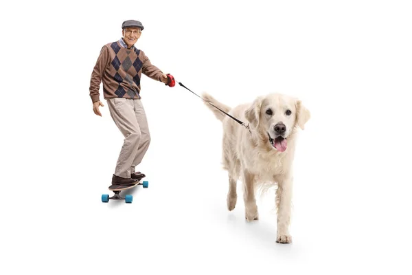 Senior een longboard rijden en wandelen met een hond — Stockfoto