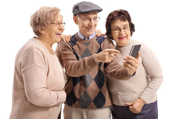 Hombre mostrando algo en un teléfono a las mujeres — Foto de Stock