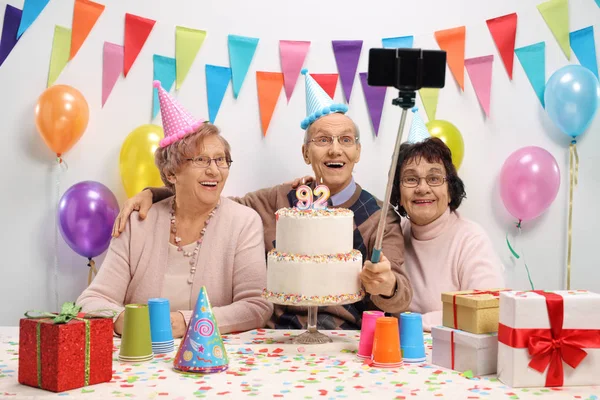 Anziani felici che si fanno un selfie con un bastone — Foto Stock