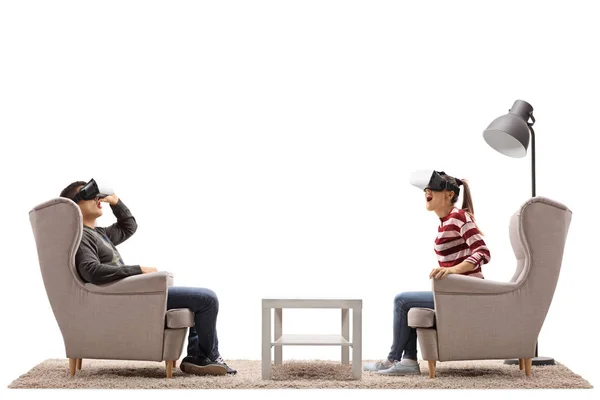 Homem e mulher usando fones de ouvido realidade virtual — Fotografia de Stock
