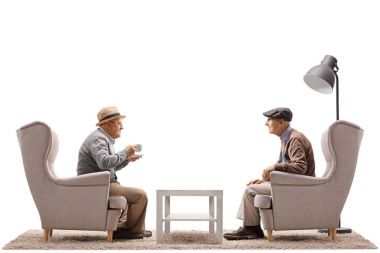 Beyaz arka plan üzerinde izole bir konuşmayı koltukları oturan iki yaşlı adam