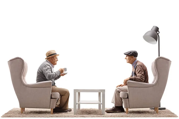 Dva Starší Muži Sedí Křeslech Konverzaci Izolovaných Bílém Pozadí — Stock fotografie