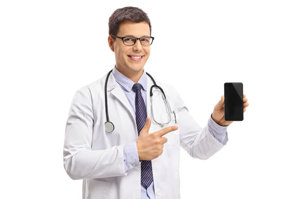 Joven Médico Mostrando Teléfono Señalando Aislado Sobre Fondo Blanco — Foto de Stock