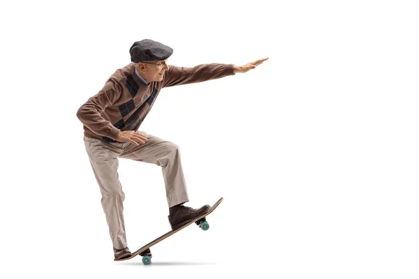 Senior guida uno skateboard e facendo un manuale — Foto Stock