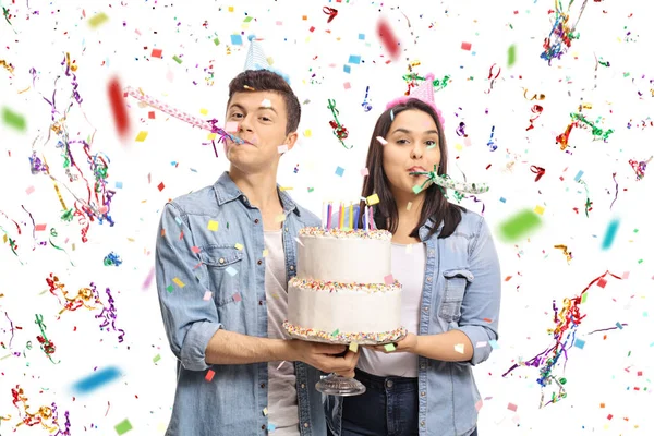 Οι έφηβοι με ένα κέρατα κέικ και πάρτυ γενεθλίων — Φωτογραφία Αρχείου