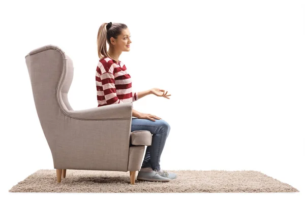 Mujer sentada en un sillón hablando con alguien — Foto de Stock