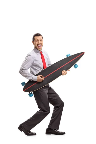 Ganzkörperporträt Eines Geschäftsmannes Der Vorgibt Gitarre Auf Einem Longboard Spielen — Stockfoto