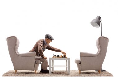 Tek başına beyaz arka plan üzerinde izole bir satranç oyunu oynarken kıdemli