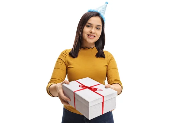 Ragazza Adolescente Con Cappello Partito Dando Regalo Isolato Sfondo Bianco — Foto Stock