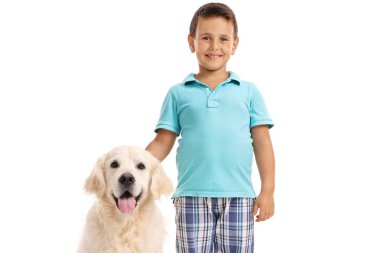 Beyaz arka plan üzerinde köpek izole bir labrador retriever şirin küçük çocuk