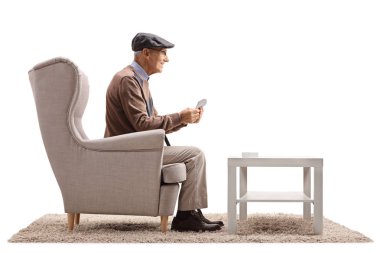 Kıdemli bir koltuk iskambil izole beyaz arka plan üzerinde oturan