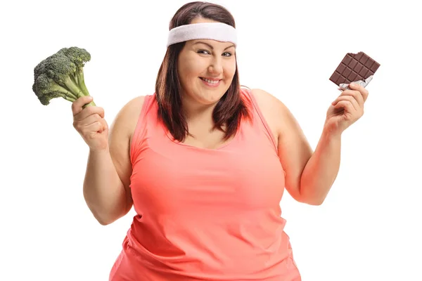 Overgewicht Vrouw Met Broccoli Chocolade Geïsoleerd Witte Achtergrond — Stockfoto