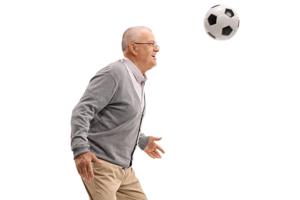 Senior Som Leker Med Fotboll Som Isolerad Vit Bakgrund — Stockfoto