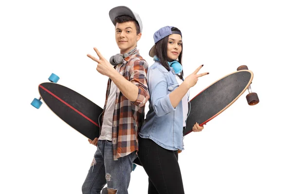 Teenager Hipster Mit Longboards Machen Friedenszeichen Auf Weißem Hintergrund — Stockfoto