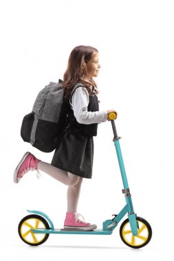 Beyaz arka plan üzerinde izole bir scooter sürme bir sırt çantası ile bir kız öğrenci tam uzunlukta profil vurdu