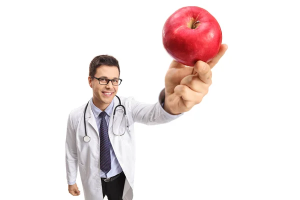 Doctor Mostrando Una Manzana Aislada Sobre Fondo Blanco — Foto de Stock