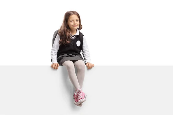 Pequeña Colegiala Sentada Sobre Panel Aislado Sobre Fondo Blanco — Foto de Stock